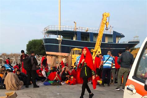 Migranti: doppio sbarco a Roccella, arrivati 137 profughi.